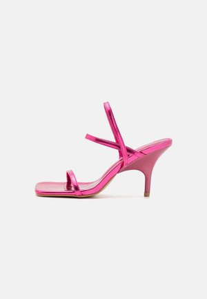 Metallisk pink strappy hæl-sandal med firkantet tå og tynd høj hæl, vist fra siden på hvid baggrund.