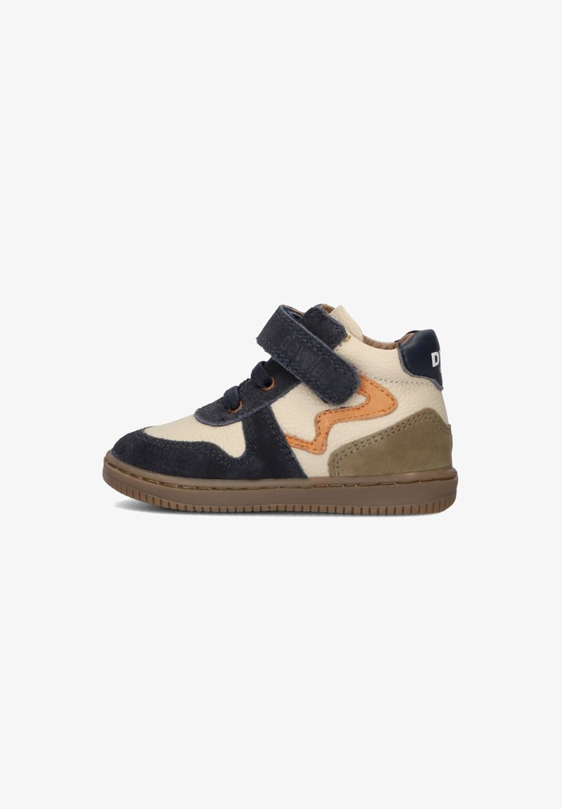 Velcro strap sneaker in nachtblauw, crème en tan suède met een rubberen zool. Voorzien van contrasterende stiksels en een gestructureerde afwerking.