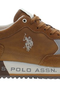 Bruna mockasnörskor med grå detaljer, med en logotyp av två polospelare. Texten på sulan lyder "S. POLO ASSN." Snördesign.