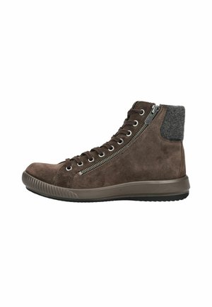 Sneaker alta in camoscio marrone con lacci, cerniera laterale, colletto imbottito grigio alla caviglia e suola in gomma su sfondo bianco.