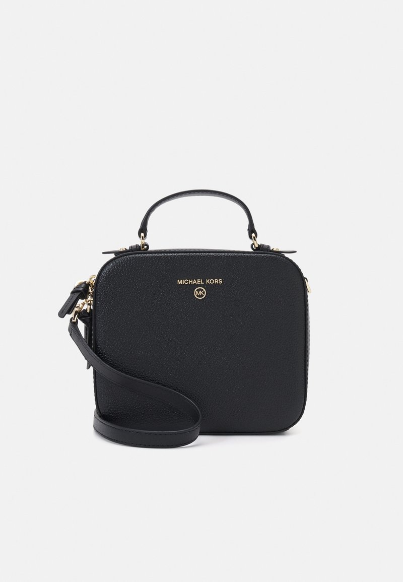 Sac bandoulière en cuir noir avec une finition texturée, des accents en métal doré, une poignée supérieure et une bandoulière ajustable. Présente un logo à l'avant.