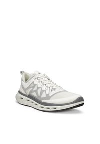 Beli in siv lahki športni čevelj z zračnim mrežastim materialom, zavezovanjem na vezalke, oblazinjeno podplatom in oblikovanim prezračevalnim delom srednjega podplata.