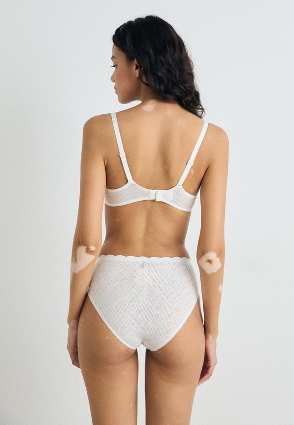 FEEL BLISS HIGH LEG - Briefs4