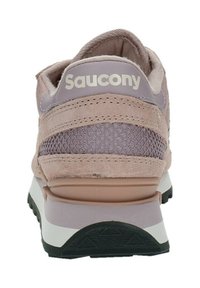 Baskets Saucony rose clair en mélange de daim et de mesh, avec un col rembourré, un logo à l'arrière et une semelle intermédiaire blanche contrastante.