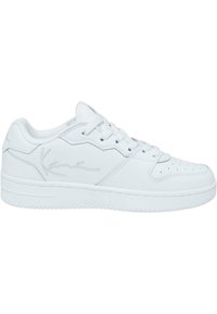 Fehér sneaker sima bőrből, alacsony fazonú, perforált orr résszel és varrott díszítésekkel. Dombornyomott logó az oldalon.