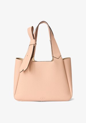 Bolso de cuero beige con textura, con asas anchas, un detalle de nudo en una de las asas y un logo sutil en relieve en el centro frontal.