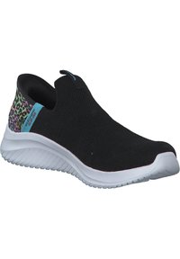 Czarne sneakersy wsuwane z teksturowanej siateczki z wielokolorowym akcentem w panterkę na pięcie. Posiadają białą podeszwę środkową i elastyczną podeszwę zewnętrzną.