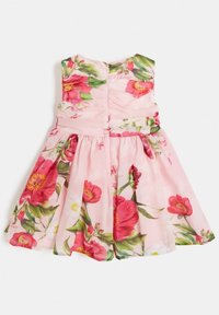 Różowa bezrękawnikowa sukienka dla małej dziewczynki w czerwone i zielone kwiaty, z marszczoną talią i zamkiem błyskawicznym z tyłu.