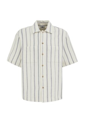 Marškiniai trumpomis rankovėmis su sagomis, vertikaliomis mėlynomis juostomis ant baltos tekstūruotos medžiagos ir dviem priekinėmis krūtinės kišenėmis.