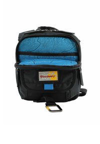 Mochila negra con un interior azul que presenta un patrón topográfico. Incluye un compartimento principal con cremallera y un bolsillo frontal con un parche de logo.
