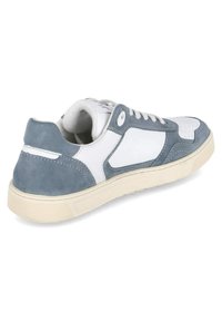 Graue und weiße Sneaker aus Wildleder und Leder, mit gepolstertem Kragen, schnürbarem Design und strukturiertem Gummisohle.