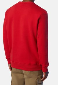 Roter Fleece-Sweatshirt mit Rundhalsausschnitt, gerippten Bündchen und Saum; verfügt über eine glatte Textur und ein entspanntes Design, von hinten sichtbar.
