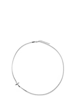 Sølvkjede med et lite, horisontalt korsanheng og justerbar lås på hvit bakgrunn.