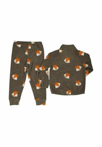 Fleece pyjamakostym i olivgrön färg med mönster av rävhuvuden i orange och vitt. Inkluderar långärmad topp och matchande byxor med elastisk midja.