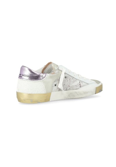 Sneaker bianca in pelle con accenti metallici argento, pannello laterale testurizzato, lacci piatti e suola in gomma color oro.