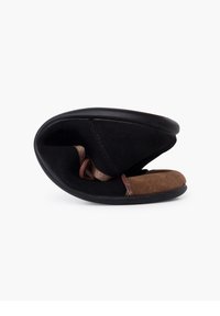 Pantuflas en negro y marrón con parte superior de suave ante y suela de goma, que cuentan con un diseño único y plegable para un almacenamiento compacto.