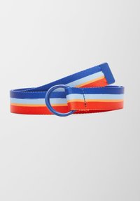 Ceinture tissée colorée avec des rayures bleues, rouges et bleu clair, dotée d'une boucle en métal bleu circulaire. Surface texturée ; design plat.