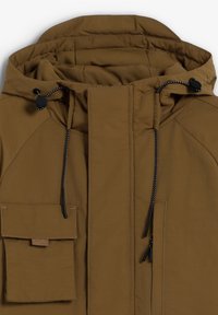 Chaqueta acolchada marrón con cuello alto, cordones ajustables, un bolsillo frontal con solapa y detalles en negro en el zip y los cordones.