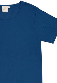 T-shirt a coste blu reale con scollatura rotonda e maniche corte. Presenta una texture morbida e un'etichetta con il nome del marchio "greenjam."