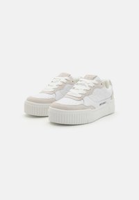 Hvite og beige plattform-sneakers med teksturert skinn og semsket skinn på overdelen, rund tå og tykk, rillet såle. Snøresystem med logo detaljer.