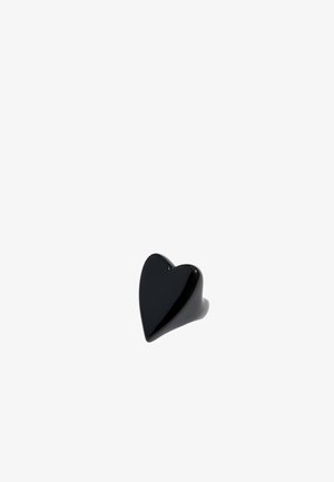 Bague en forme de cœur noir avec une finition brillante, texture lisse et un design en relief. Fabriquée en matériau durable, à la fois minimaliste et de style contemporain.