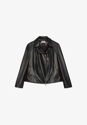 Giacca da moto in pelle nera con chiusura a zip frontale, due tasche laterali e colletto a punte. Presenta dettagli di cucitura e una superficie liscia.