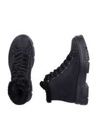 Baskets montantes noires avec un dessus en cuir texturé, doublure en peluche et semelle en caoutchouc robuste avec un profil de traction prononcé.