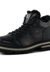 Zwarte leren enkellaars met bontvoering, ronde neus en gestructureerde zool. Voorzien van metalen logo op de tong en vetersluiting met zilveren accenten.