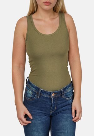 Body con senza maniche di colore verde oliva, abbinato a jeans in denim di lavaggio medio con stile classico a cinque tasche e bottone in metallo.