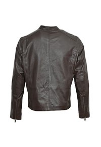 Hnědá kožená bunda s přiléhavým designem, má vysoký límec, zipové manžety a náplety na loktech. Hladká textura a přesně sešité švy.