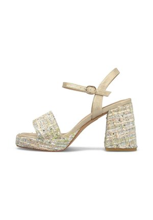 Sandale bej cu vârf deschis, platformă din material texturat și toc masiv, curea la gleznă cu cataramă mică din metal.