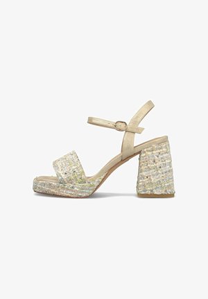 Sandalo beige con punta aperta, platform in tessuto texturizzato e tacco a blocco, cinturino alla caviglia con fibbia metallica piccola.