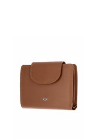 Portefeuille compact en cuir marron avec rabat frontal et petit logo argenté, présenté fermé sur fond blanc.