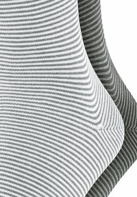 Gestreepte stof in grijstinten en wit, met een gestructureerd breipatroon, die bochten en contouren toont in zacht materiaal.