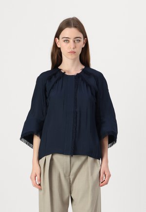 Marineblaue, lässige Bluse mit kurzen, fransigen Ärmeln, strukturiertem Stoff und geradem Schnitt; verfügt über einen Vorderverschluss und minimalistische Details.