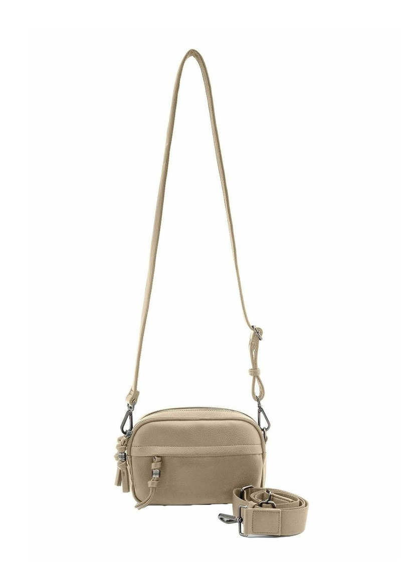 Sac bandoulière beige en matériau doux avec fermeture éclair, bandoulière réglable et accents en métal argenté. Il présente une poche avant.