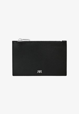 Bolsa con cremallera de cuero negro texturizado con el logo plateado "RR" centrado cerca de la parte inferior y tirador de cremallera plateado en la parte superior izquierda.