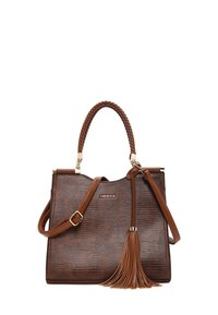 Bruine leren tote bag met een textuur oppervlak, gevlochten handvaten en een afneembare kwast. Bevat gouden hardware accenten.