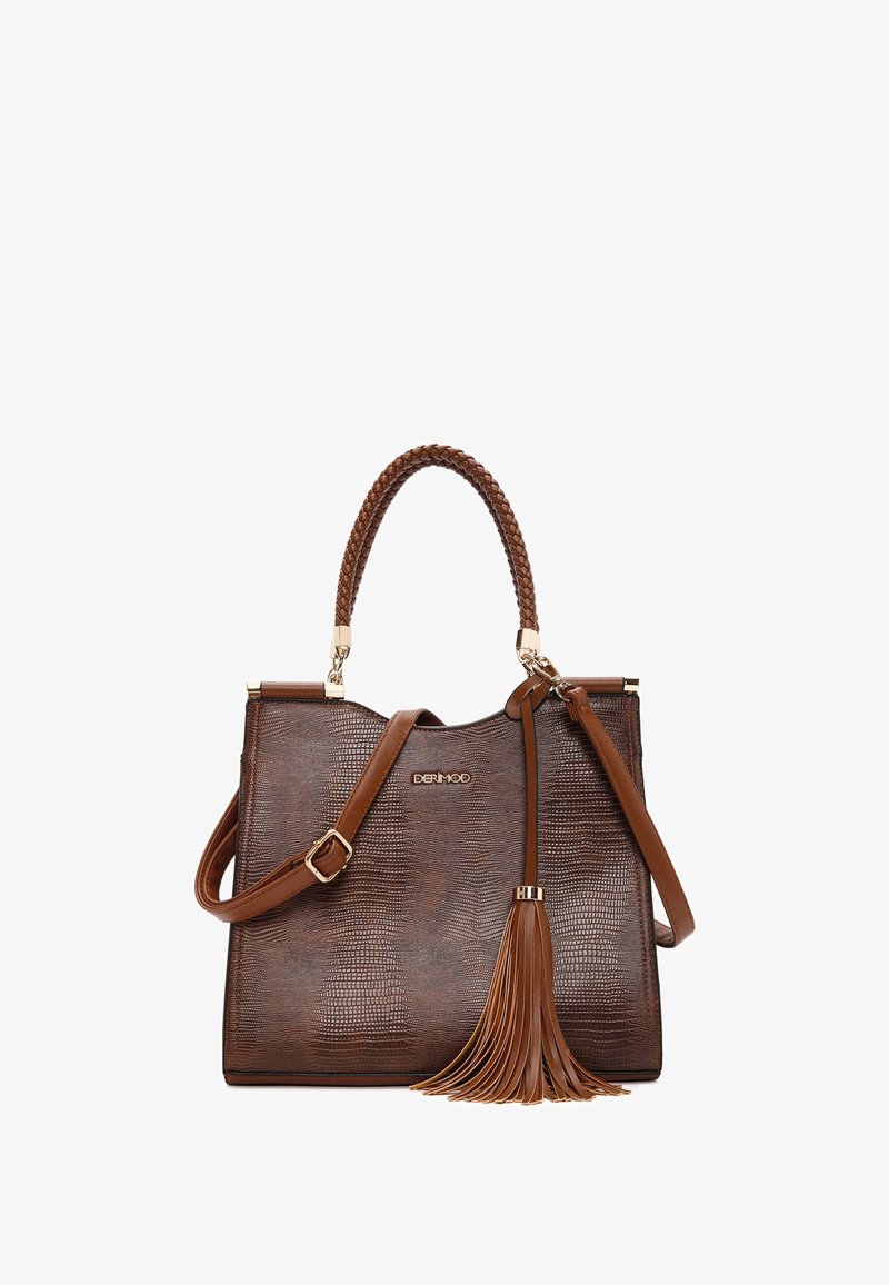 Bruine leren tote bag met een textuur oppervlak, gevlochten handvaten en een afneembare kwast. Bevat gouden hardware accenten.