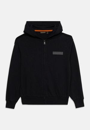 Juodas gobtuvas su užtrauktuku, ilgomis rankovėmis, priekinėmis kišenėmis ir maža stačiakampio formos logotipo žyma kairėje krūtinės pusėje, pateiktas ant baltos fono.