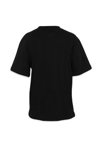Μαύρο t-shirt με κοντά μανίκια, εμφανιζόμενο από πίσω με στρογγυλή λαιμόκοψη και ίσια ρίγα, πάνω σε λευκό φόντο.