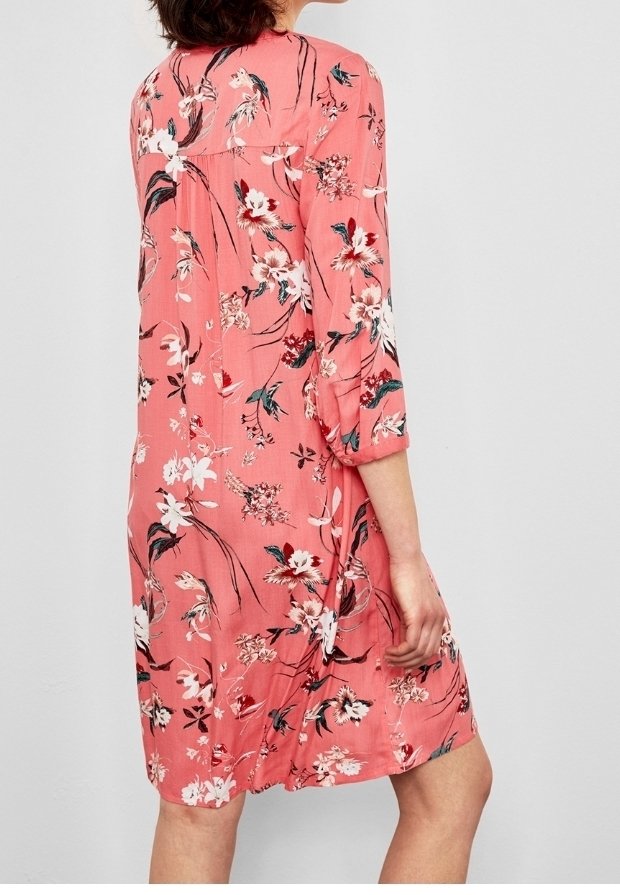 Vaaleanpunainen kukkamekko, jossa on kolmentoista osan hihat, löysä leikkaus, pehmeä kangas ja valkoisten ja tummien kukkien kuvio.