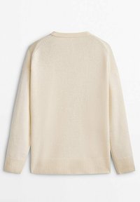Pull tricoté couleur crème avec manches longues, poignets, ourlet et encolure côtelés, vu de dos sur fond blanc.