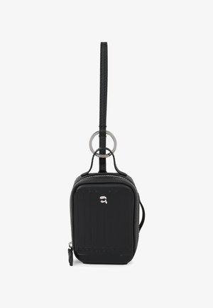 Czarna skórzana mini torba o prostokątnym kształcie, teksturowanej powierzchni, zamykana na zamek, z dekoracyjną metalową rączką w kształcie pierścionka. Posiada logo marki.