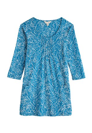 Blauwe tuniekjurk met een witte bloemmotief, ronde halslijn en driekwart mouwen. Gemaakt van lichtgewicht, tekstiel met een structuur.