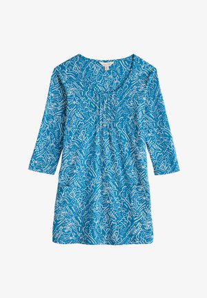 Blauwe tuniekjurk met een witte bloemmotief, ronde halslijn en driekwart mouwen. Gemaakt van lichtgewicht, tekstiel met een structuur.