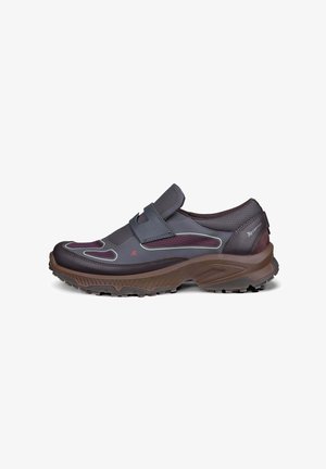 Chaussure de sport violet foncé et grise avec bride velcro, semelle texturée et détails marqués sur le côté et le talon.