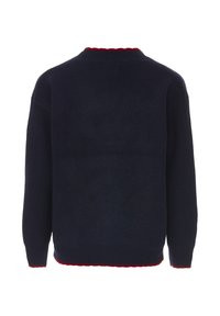 Námornícky pletený sveter s červeným vlnitým výstrihom, rebrovanou textúrou a spadnutými ramenami; jednobarevný bez vzorov alebo kovania.