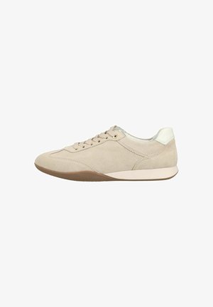 Baskets en daim beige avec languette de talon blanche, fermeture à lacets à l'avant et semelle en caoutchouc marron clair, vues de côté sur fond blanc.