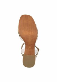 Sandalo bianco con suola in legno, dotato di sottopiede in gomma beige, cinturino regolabile e taglia contrassegnata come 37. Finitura liscia, design minimalista.